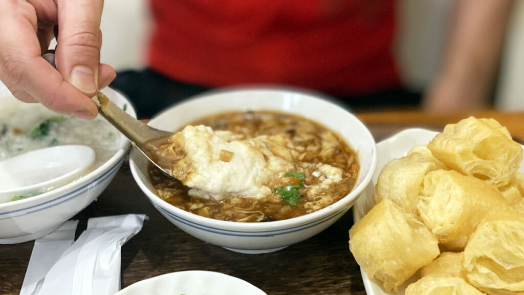 油条を豆腐脳に浸していただきます