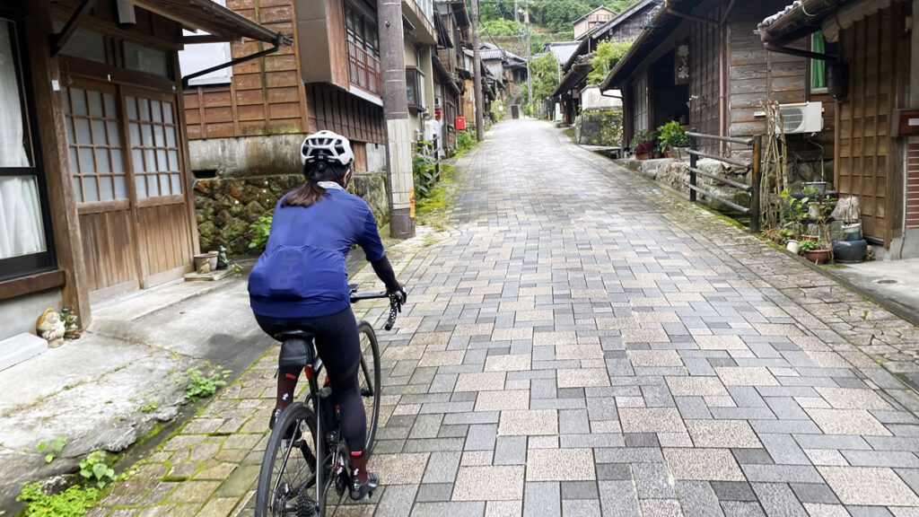 宇津ノ谷峠に向かう道