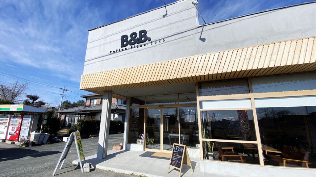 新しくできたカフェの名前はB＆B（Brew & Bite）