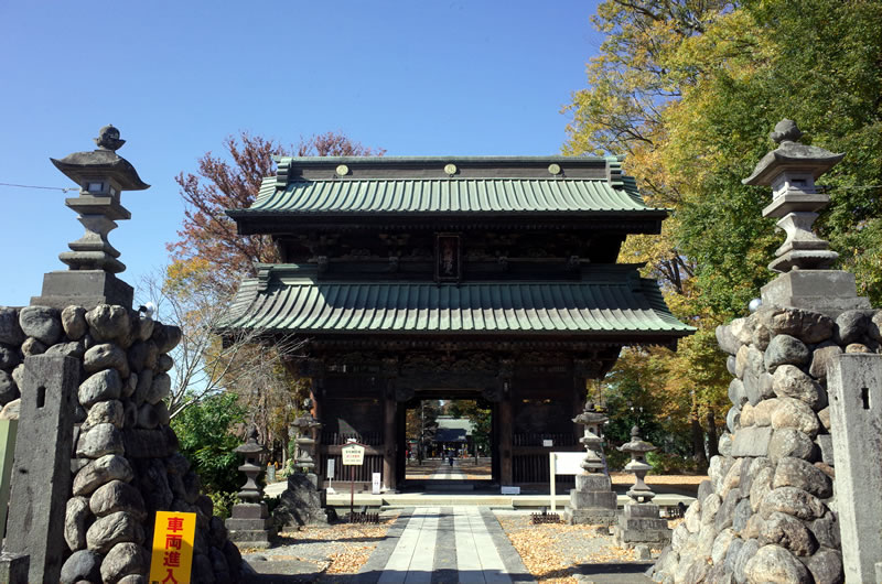 妻沼聖天山の立派な門は江戸時代末期に建てられたもの