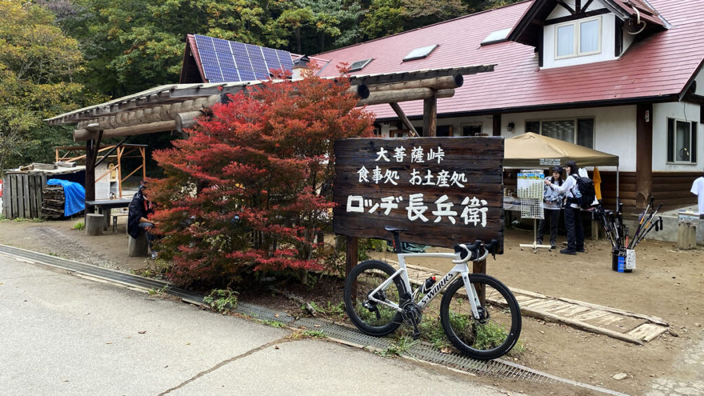 頂上にはロッジがあって登山客がいっぱい