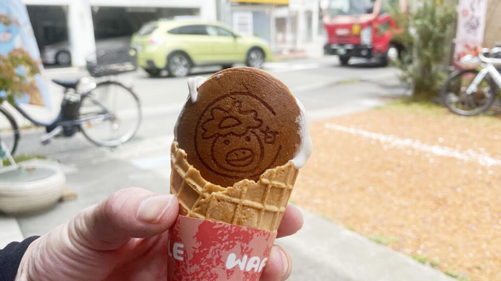 甘静舎の名物はどら焼きソフトクリーム