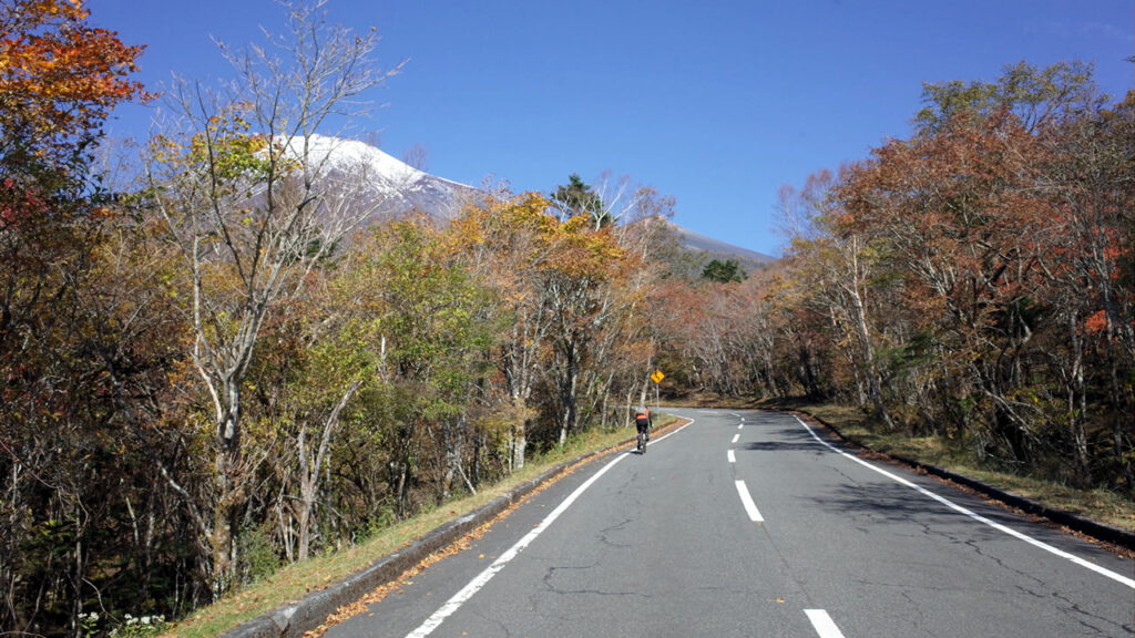 抜けるような青空と美しい紅葉のもと、富士山KOHはなぜこうも過酷なのか