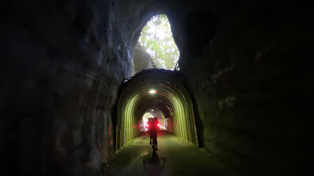 クルマが通る大きい素掘りトンネルもあり